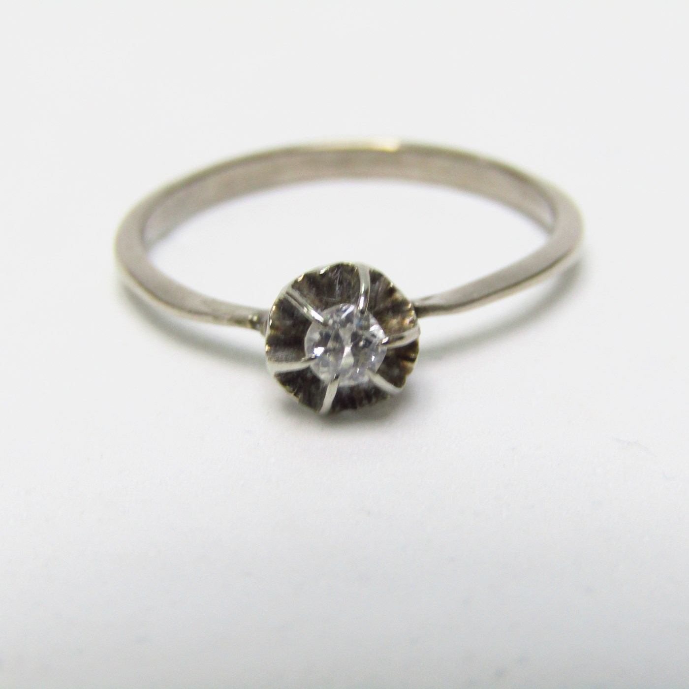 Anillo en Oro Blanco de 12k con Diamante Natural talla Brillante de 0,11 ct. (G/VS1). 1,26 gr. Anillo en Oro Blanco de 12k con Diamante Natural talla Brillante de 0,11 ct. (G/VS1). 1,26 gr.