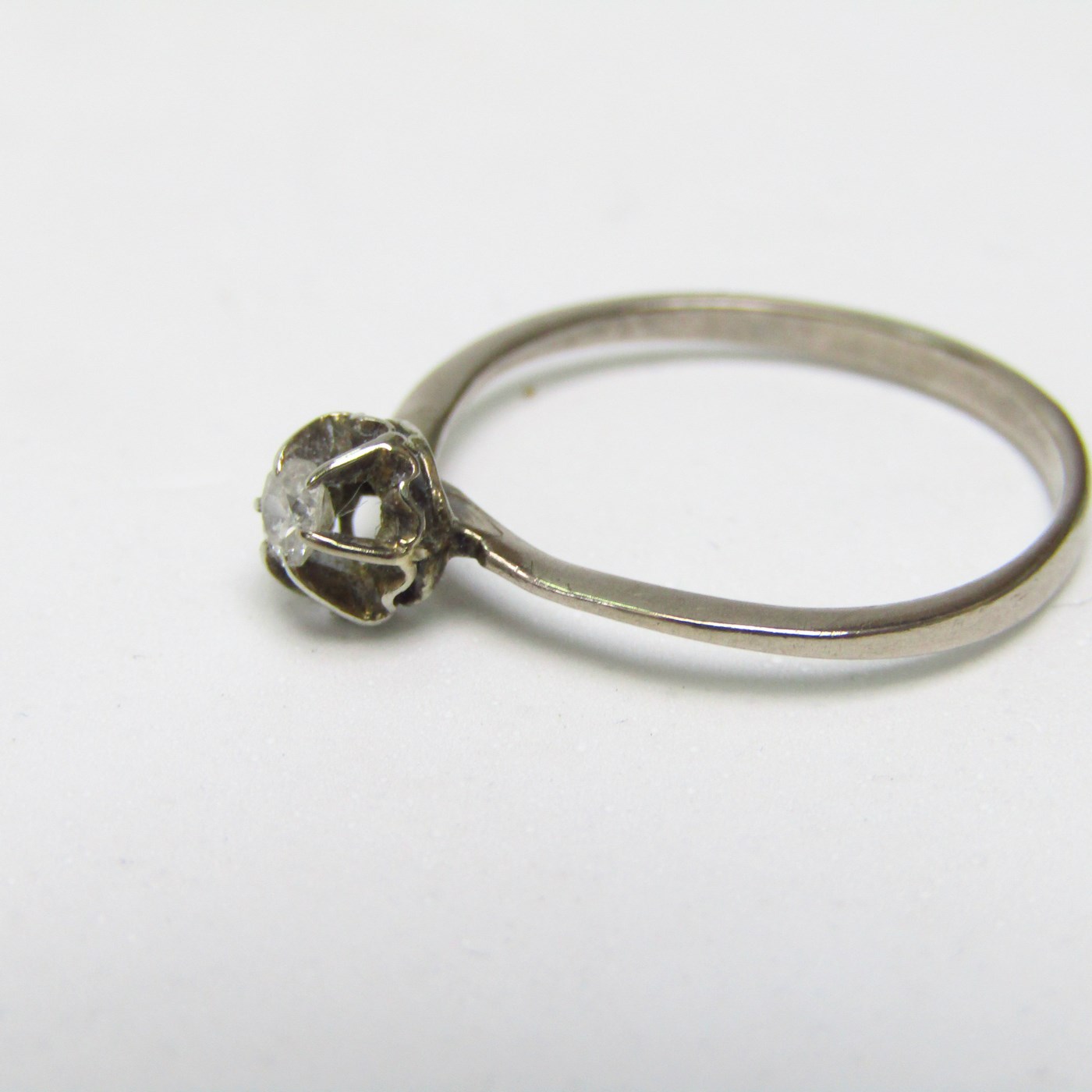 Anillo en Oro Blanco de 12k con Diamante Natural talla Brillante de 0,11 ct. (G/VS1). 1,26 gr. Anillo en Oro Blanco de 12k con Diamante Natural talla Brillante de 0,11 ct. (G/VS1). 1,26 gr.