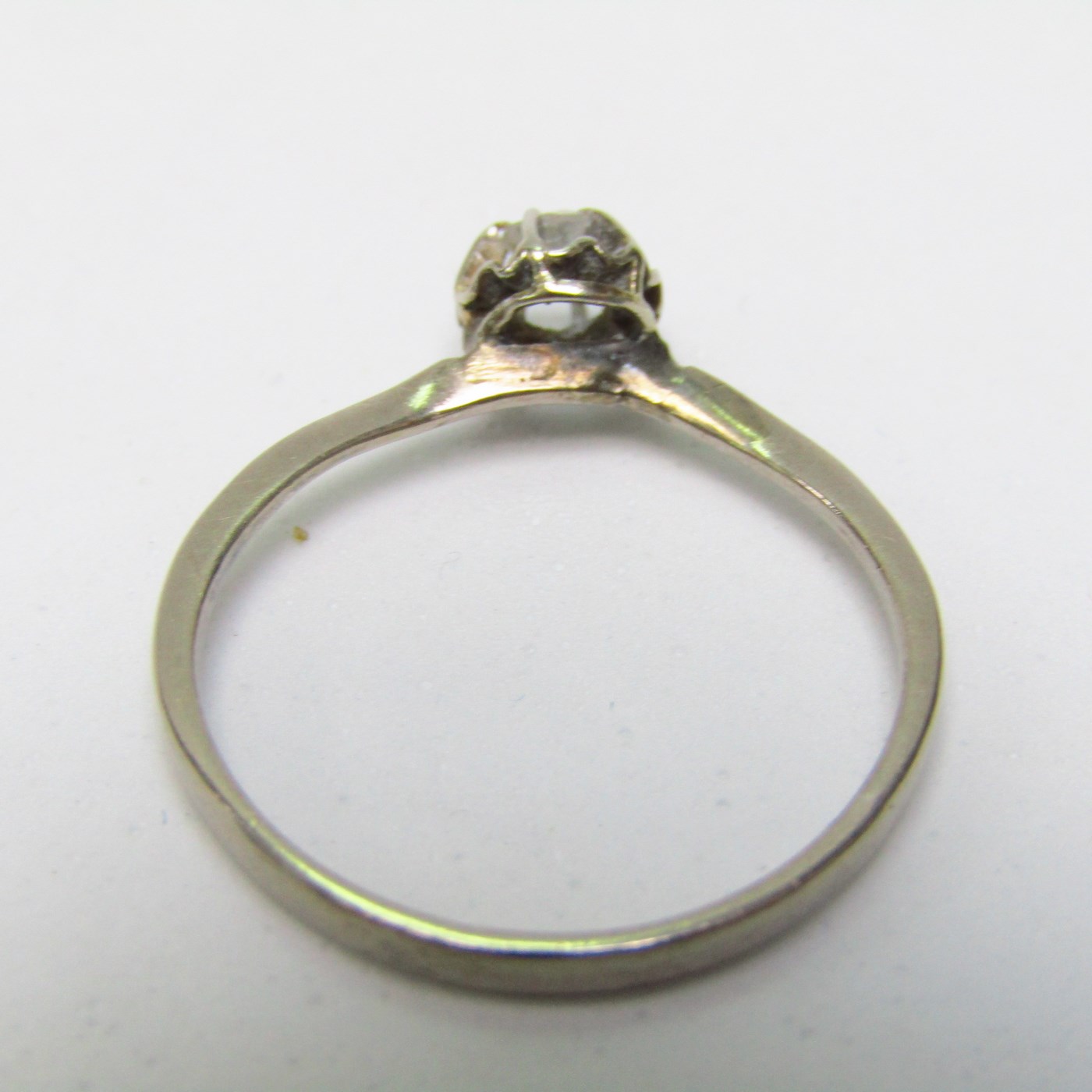 Anillo en Oro Blanco de 12k con Diamante Natural talla Brillante de 0,11 ct. (G/VS1). 1,26 gr. Anillo en Oro Blanco de 12k con Diamante Natural talla Brillante de 0,11 ct. (G/VS1). 1,26 gr.