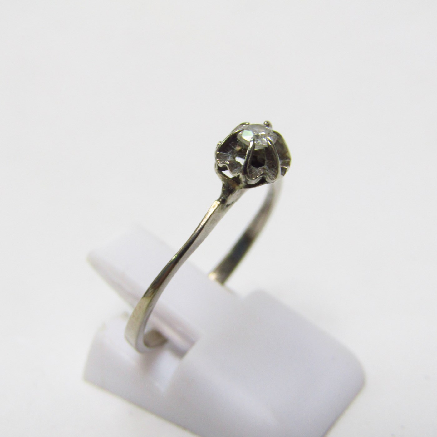Anillo en Oro Blanco de 12k con Diamante Natural talla Brillante de 0,11 ct. (G/VS1). 1,26 gr. Anillo en Oro Blanco de 12k con Diamante Natural talla Brillante de 0,11 ct. (G/VS1). 1,26 gr.