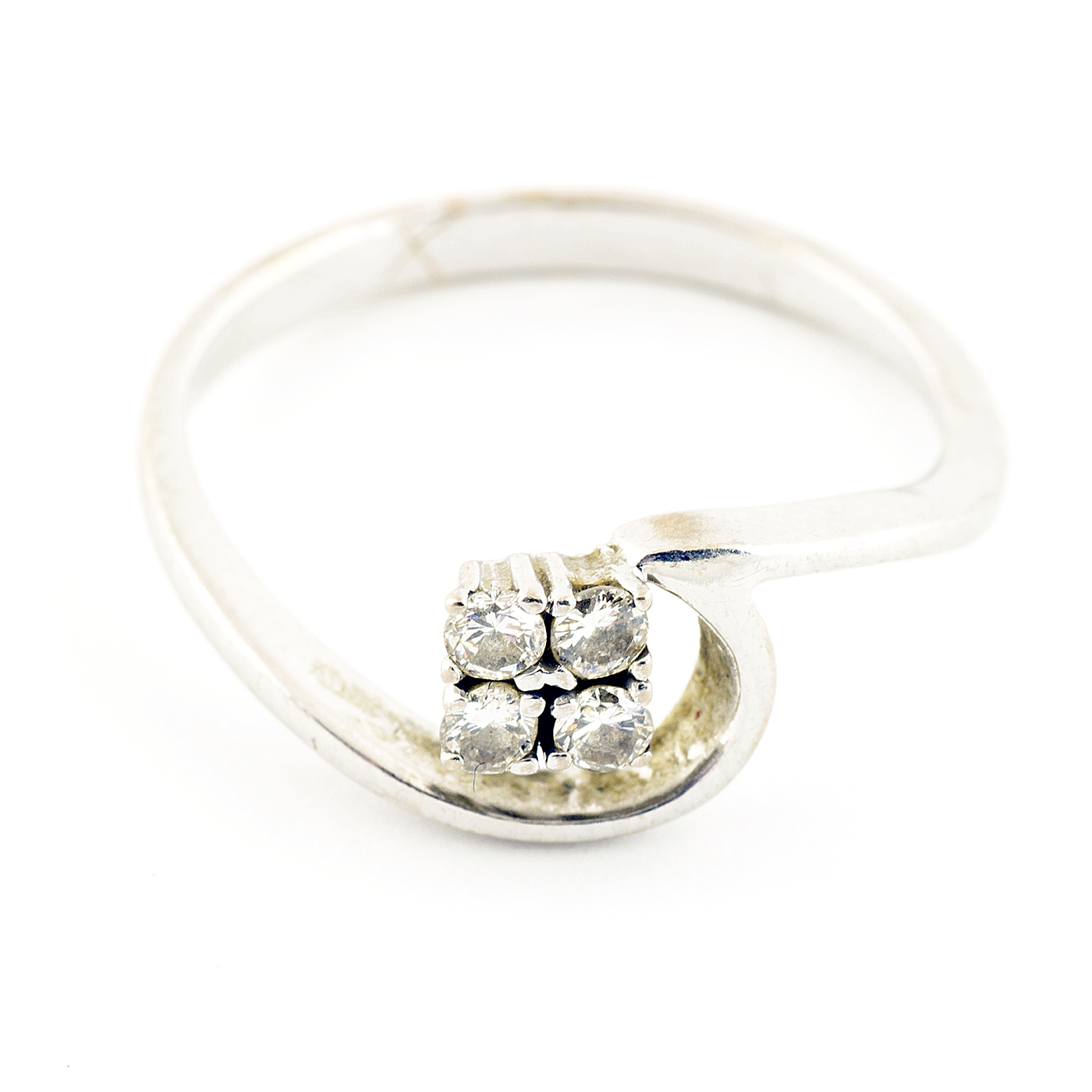 Anillo en Oro Blanco de 18k con cuatro Diamantes talla Brillante de 0,15 ct. (H/VS2). 2,25 gr. Anillo en Oro Blanco de 18k con cuatro Diamantes talla Brillante de 0,15 ct. (H/VS2). 2,25 gr.
