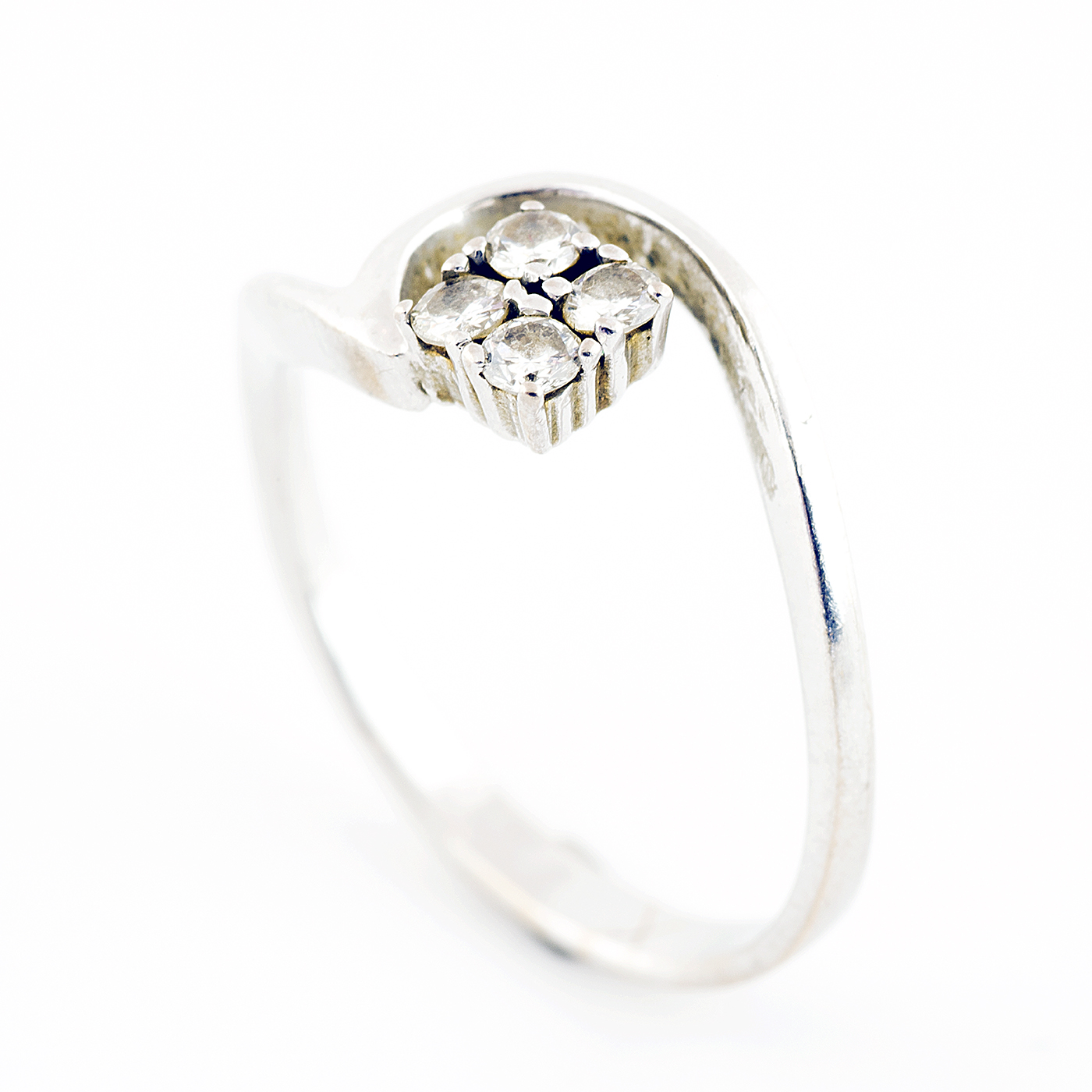 Anillo en Oro Blanco de 18k con cuatro Diamantes talla Brillante de 0,15 ct. (H/VS2). 2,25 gr. Anillo en Oro Blanco de 18k con cuatro Diamantes talla Brillante de 0,15 ct. (H/VS2). 2,25 gr.