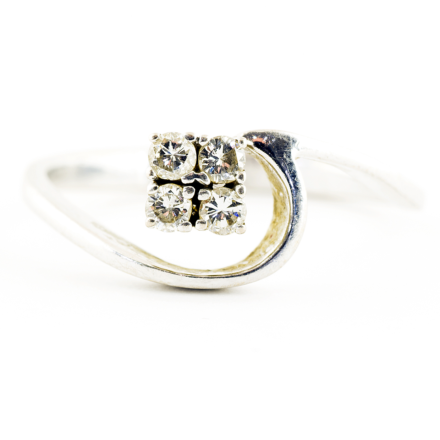 Anillo en Oro Blanco de 18k con cuatro Diamantes talla Brillante de 0,15 ct. (H/VS2). 2,25 gr. Anillo en Oro Blanco de 18k con cuatro Diamantes talla Brillante de 0,15 ct. (H/VS2). 2,25 gr.