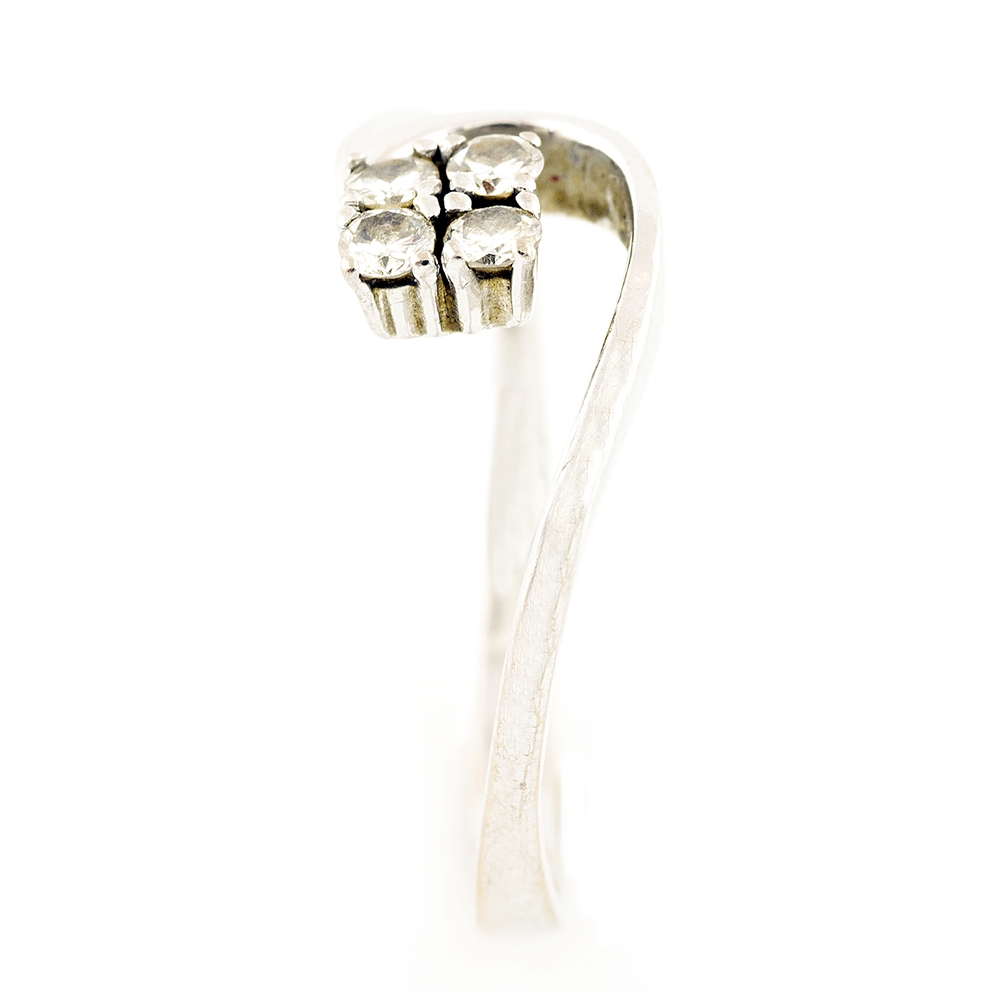 Anillo en Oro Blanco de 18k con cuatro Diamantes talla Brillante de 0,15 ct. (H/VS2). 2,25 gr. Anillo en Oro Blanco de 18k con cuatro Diamantes talla Brillante de 0,15 ct. (H/VS2). 2,25 gr.