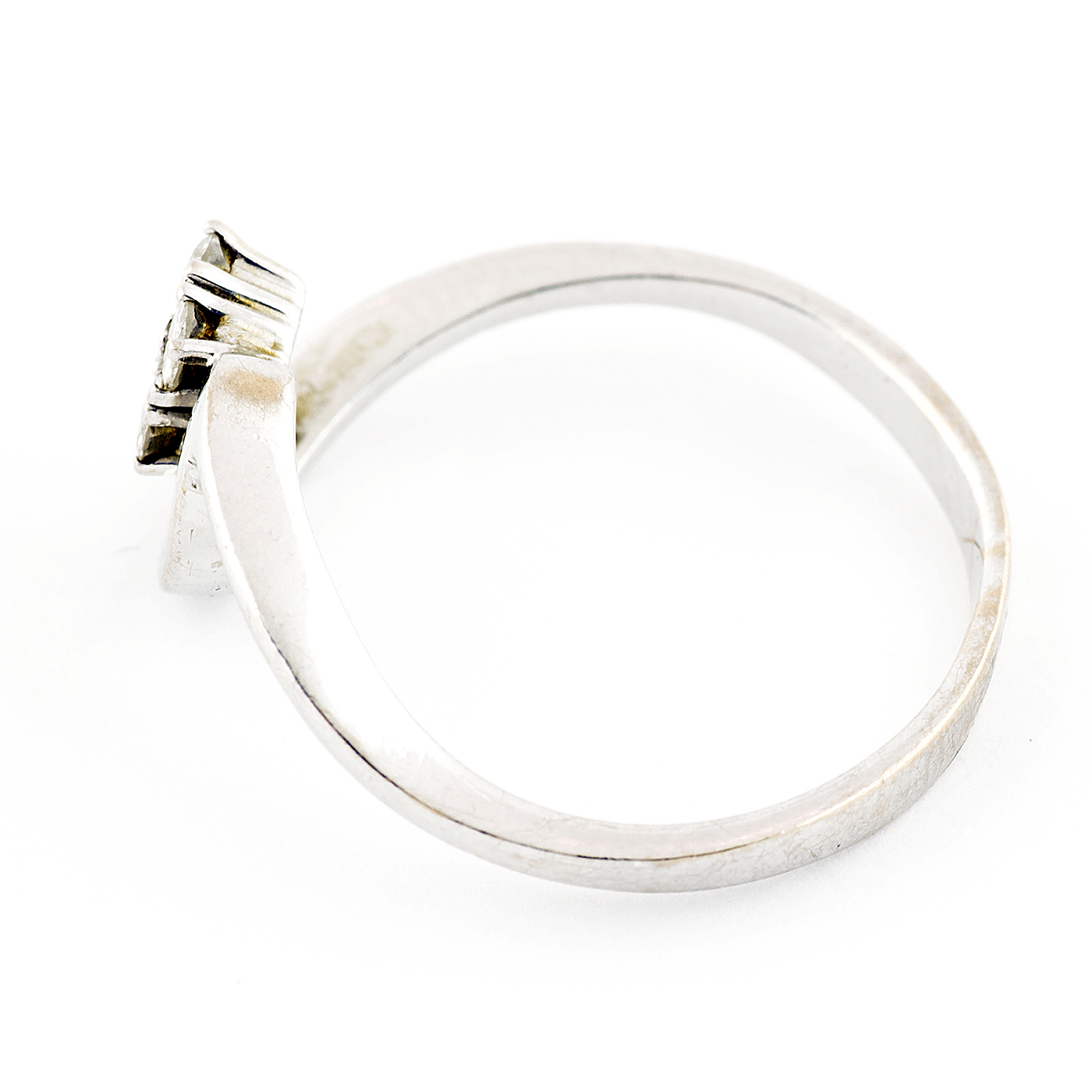 Anillo en Oro Blanco de 18k con cuatro Diamantes talla Brillante de 0,15 ct. (H/VS2). 2,25 gr. Anillo en Oro Blanco de 18k con cuatro Diamantes talla Brillante de 0,15 ct. (H/VS2). 2,25 gr.