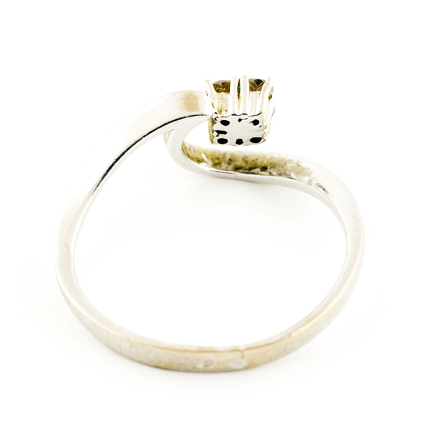 Anillo en Oro Blanco de 18k con cuatro Diamantes talla Brillante de 0,15 ct. (H/VS2). 2,25 gr. Anillo en Oro Blanco de 18k con cuatro Diamantes talla Brillante de 0,15 ct. (H/VS2). 2,25 gr.