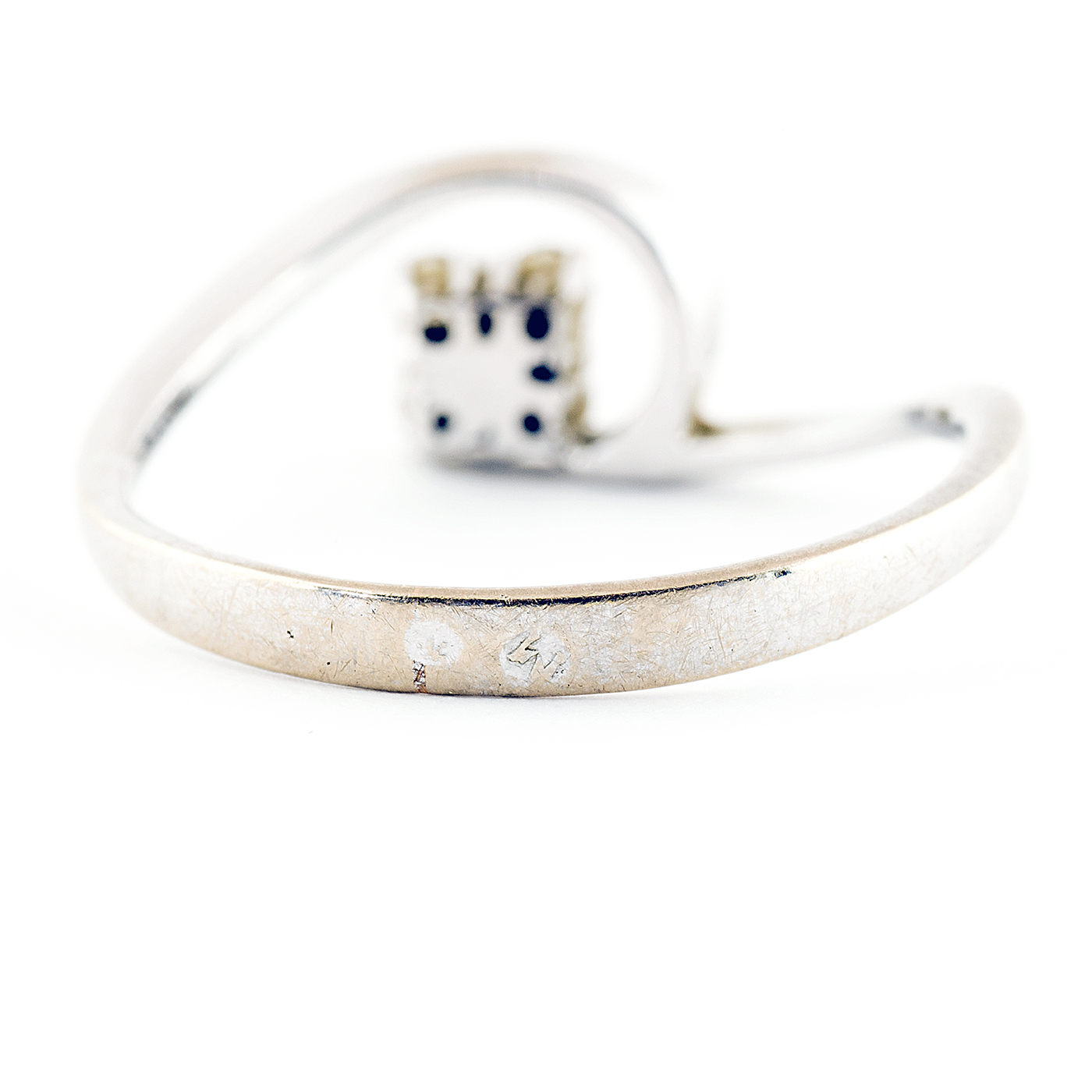 Anillo en Oro Blanco de 18k con cuatro Diamantes talla Brillante de 0,15 ct. (H/VS2). 2,25 gr. Anillo en Oro Blanco de 18k con cuatro Diamantes talla Brillante de 0,15 ct. (H/VS2). 2,25 gr.