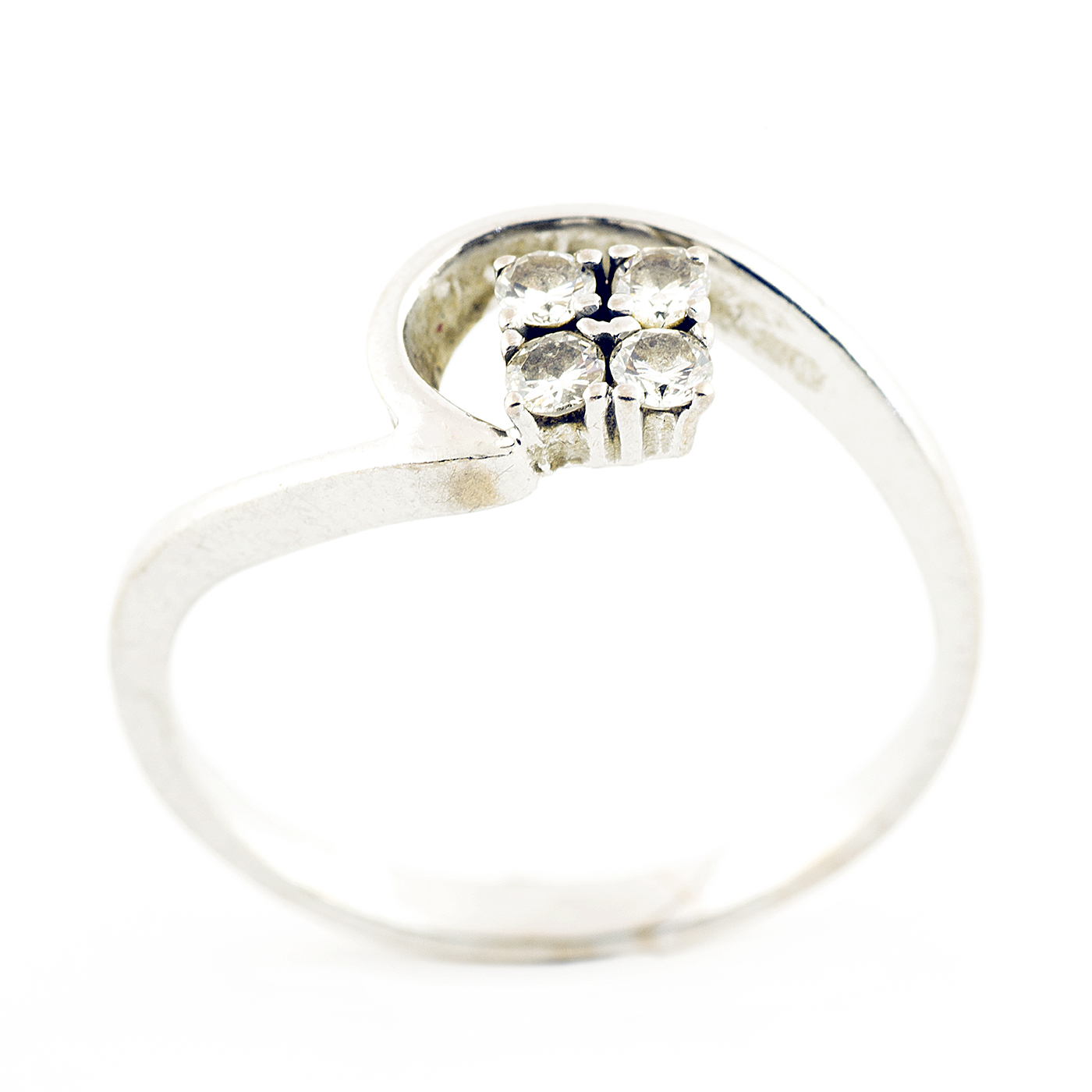Anillo en Oro Blanco de 18k con cuatro Diamantes talla Brillante de 0,15 ct. (H/VS2). 2,25 gr. Anillo en Oro Blanco de 18k con cuatro Diamantes talla Brillante de 0,15 ct. (H/VS2). 2,25 gr.