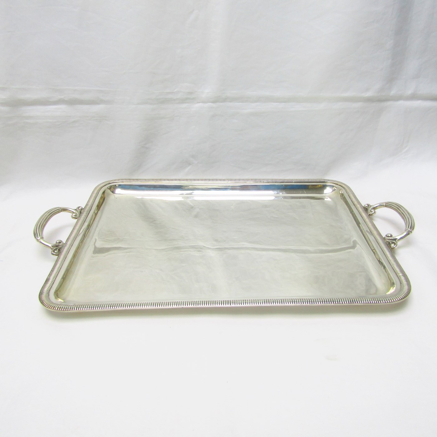 Bandeja con asas rectangular de plata de ley, España, siglo XX Bandeja con asas rectangular de plata de ley, España, siglo XX