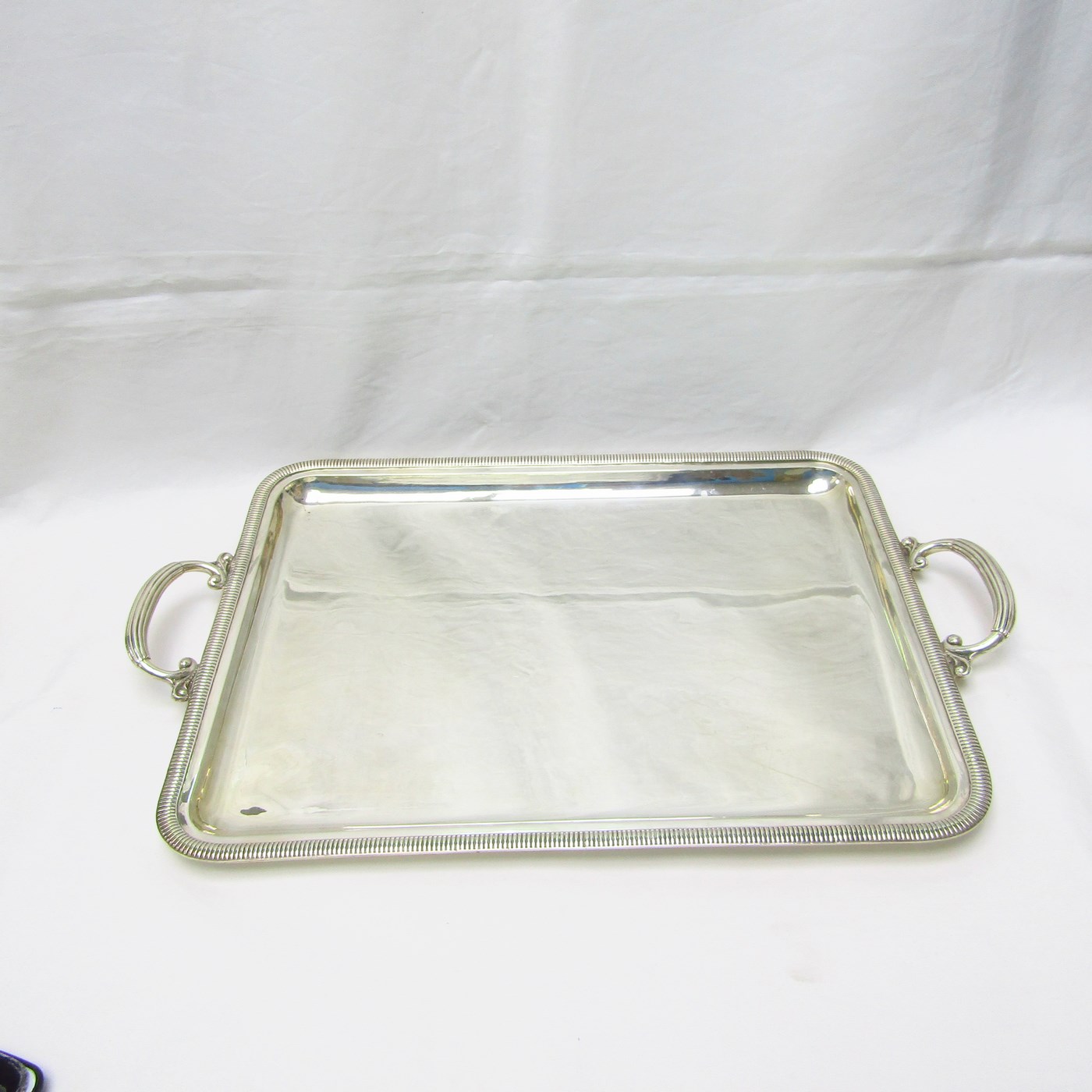 Bandeja con asas rectangular de plata de ley, España, siglo XX Bandeja con asas rectangular de plata de ley, España, siglo XX