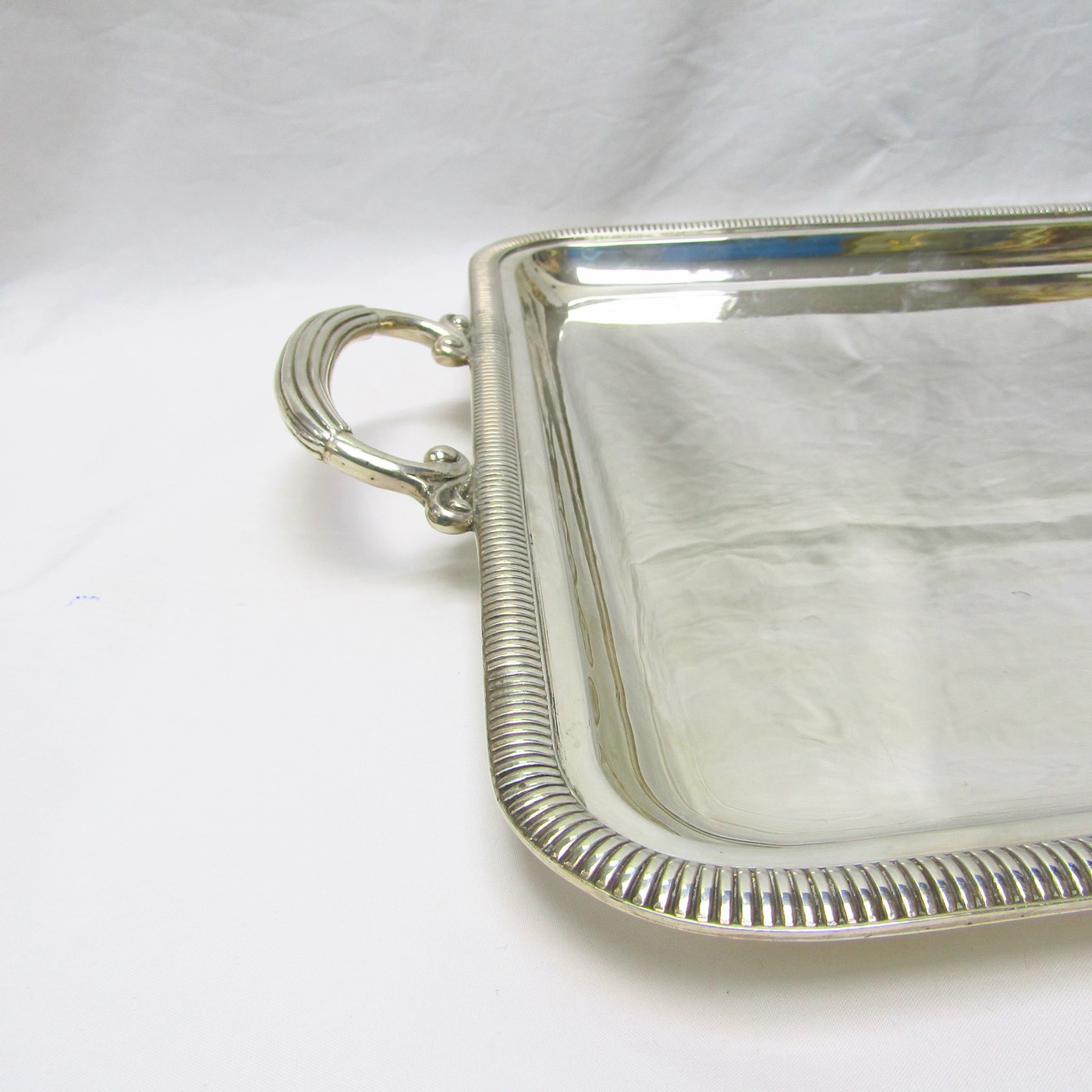 Bandeja con asas rectangular de plata de ley, España, siglo XX Bandeja con asas rectangular de plata de ley, España, siglo XX
