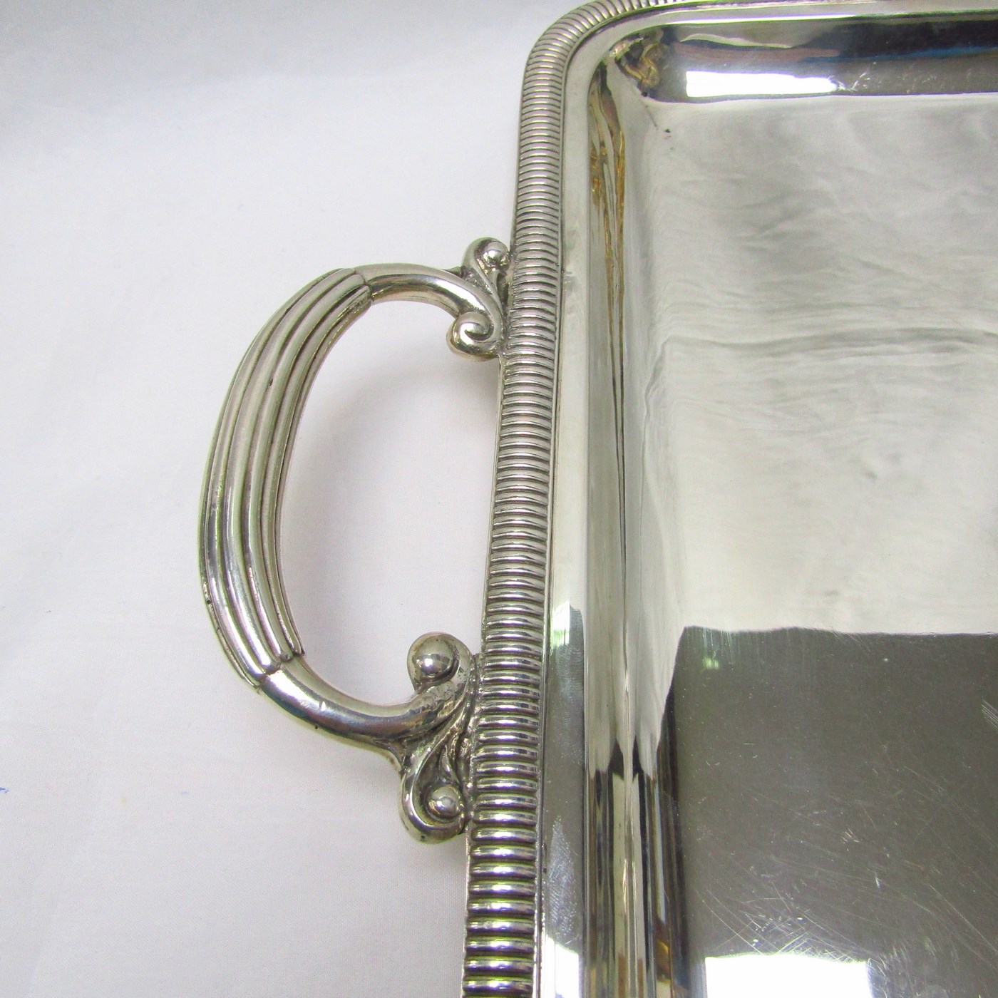 Bandeja con asas rectangular de plata de ley, España, siglo XX Bandeja con asas rectangular de plata de ley, España, siglo XX