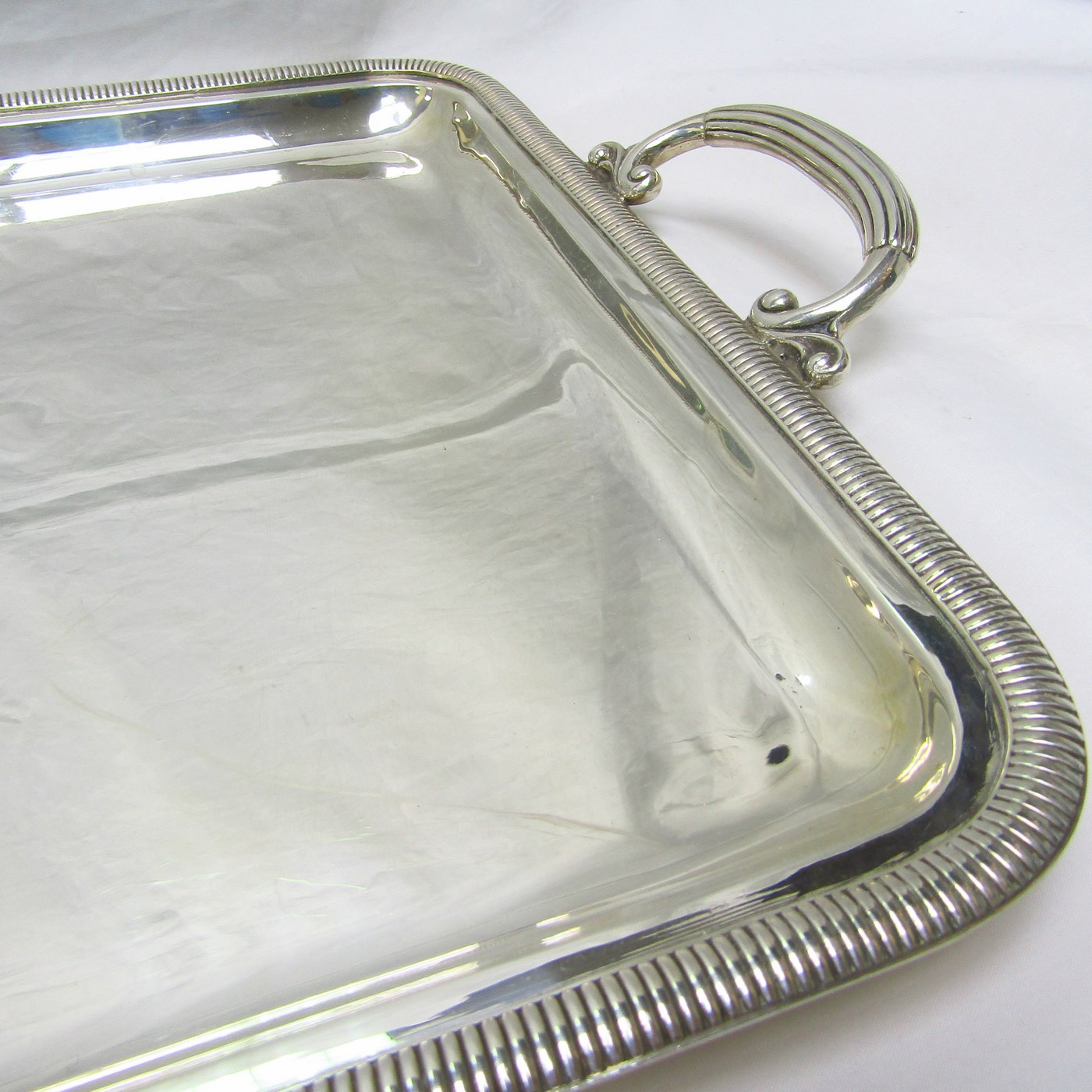 Bandeja con asas rectangular de plata de ley, España, siglo XX Bandeja con asas rectangular de plata de ley, España, siglo XX