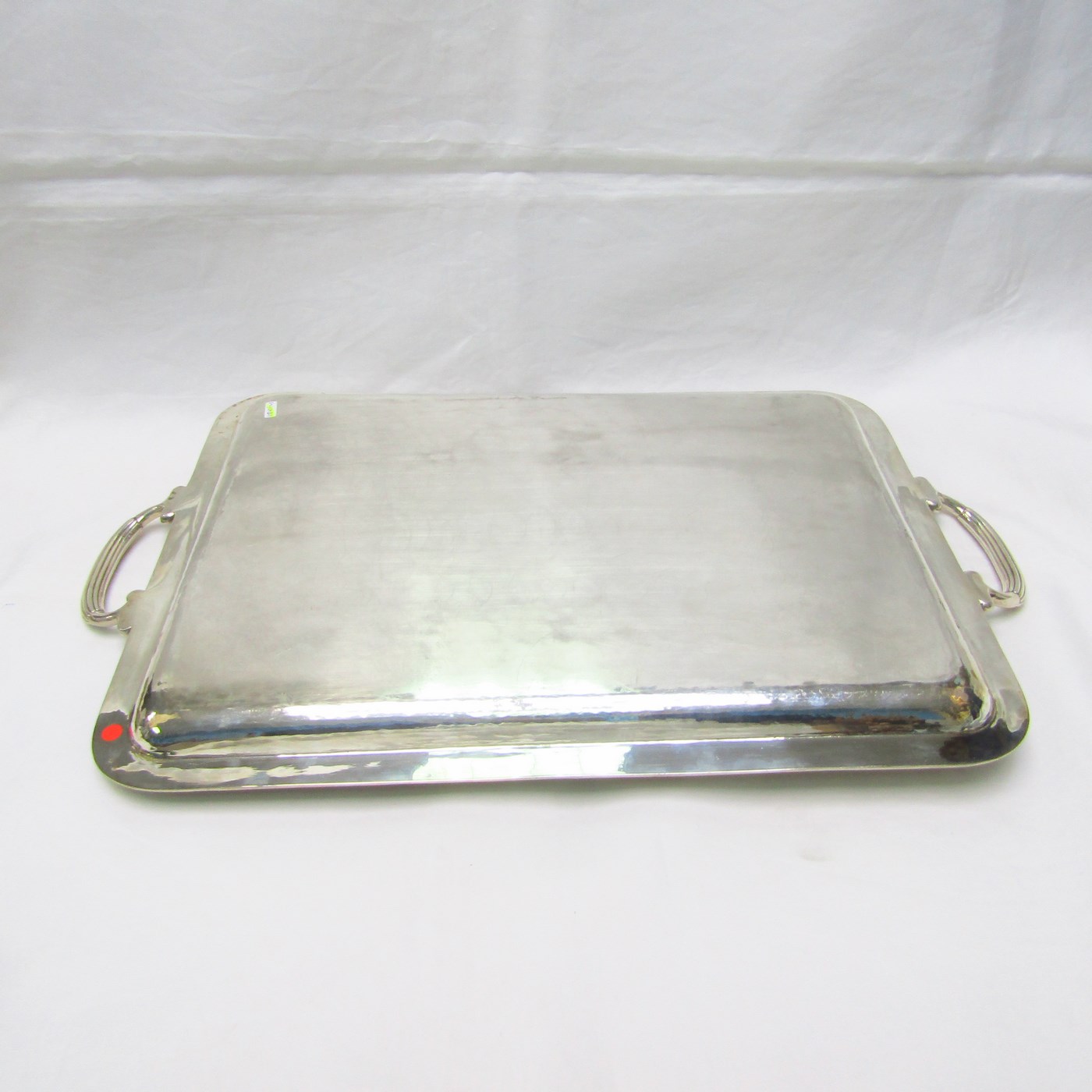 Bandeja con asas rectangular de plata de ley, España, siglo XX Bandeja con asas rectangular de plata de ley, España, siglo XX