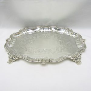 Centro de mesa oval en plata repujada. España, siglo XX.