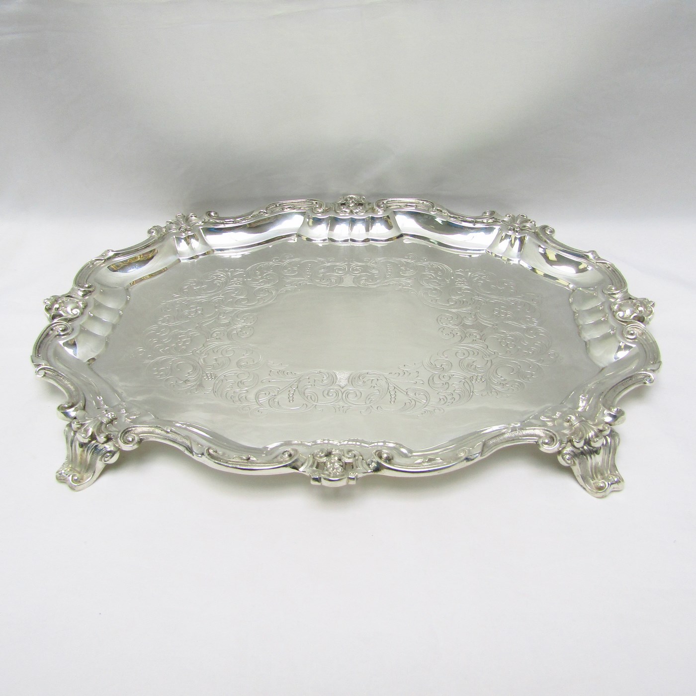 Centro de mesa oval en plata repujada. España, siglo XX. Centro de mesa oval en plata repujada. España, siglo XX.