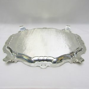 Centro de mesa oval en plata repujada. España, siglo XX.