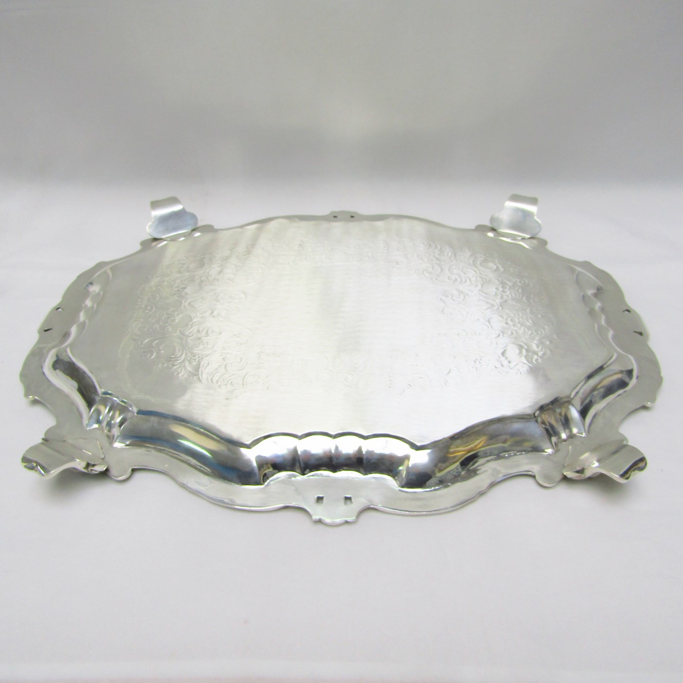 Centro de mesa oval en plata repujada. España, siglo XX. Centro de mesa oval en plata repujada. España, siglo XX.