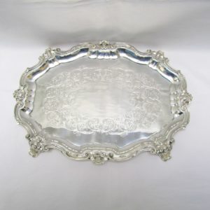 Centro de mesa oval en plata repujada. España, siglo XX.