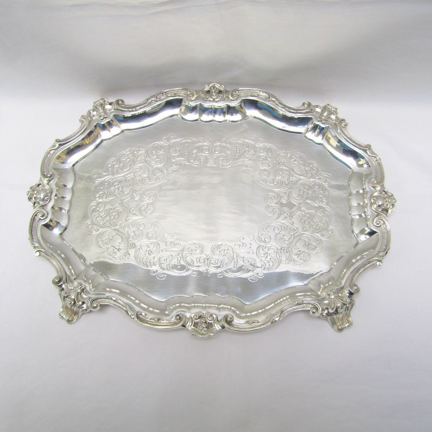 Centro de mesa oval en plata repujada. España, siglo XX. Centro de mesa oval en plata repujada. España, siglo XX.