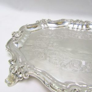 Centro de mesa oval en plata repujada. España, siglo XX.