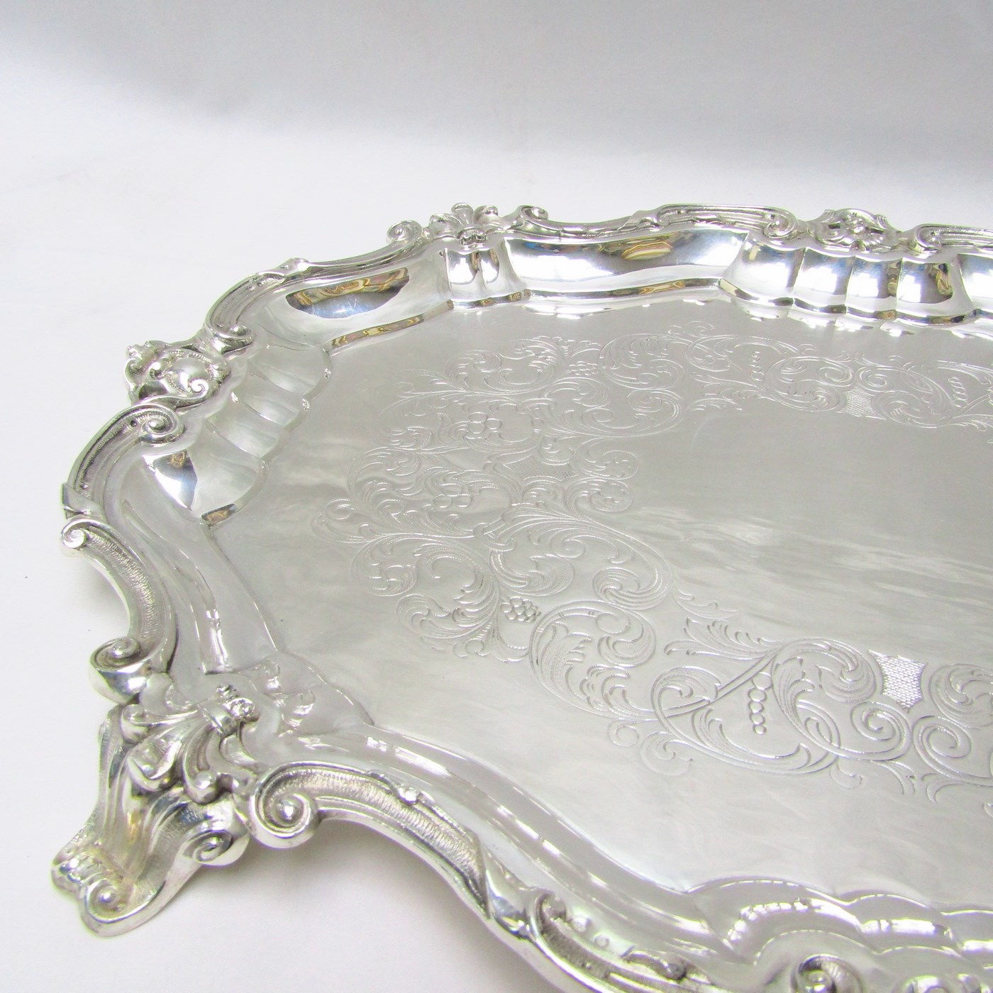 Centro de mesa oval en plata repujada. España, siglo XX. Centro de mesa oval en plata repujada. España, siglo XX.