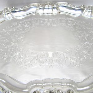 Centro de mesa oval en plata repujada. España, siglo XX.