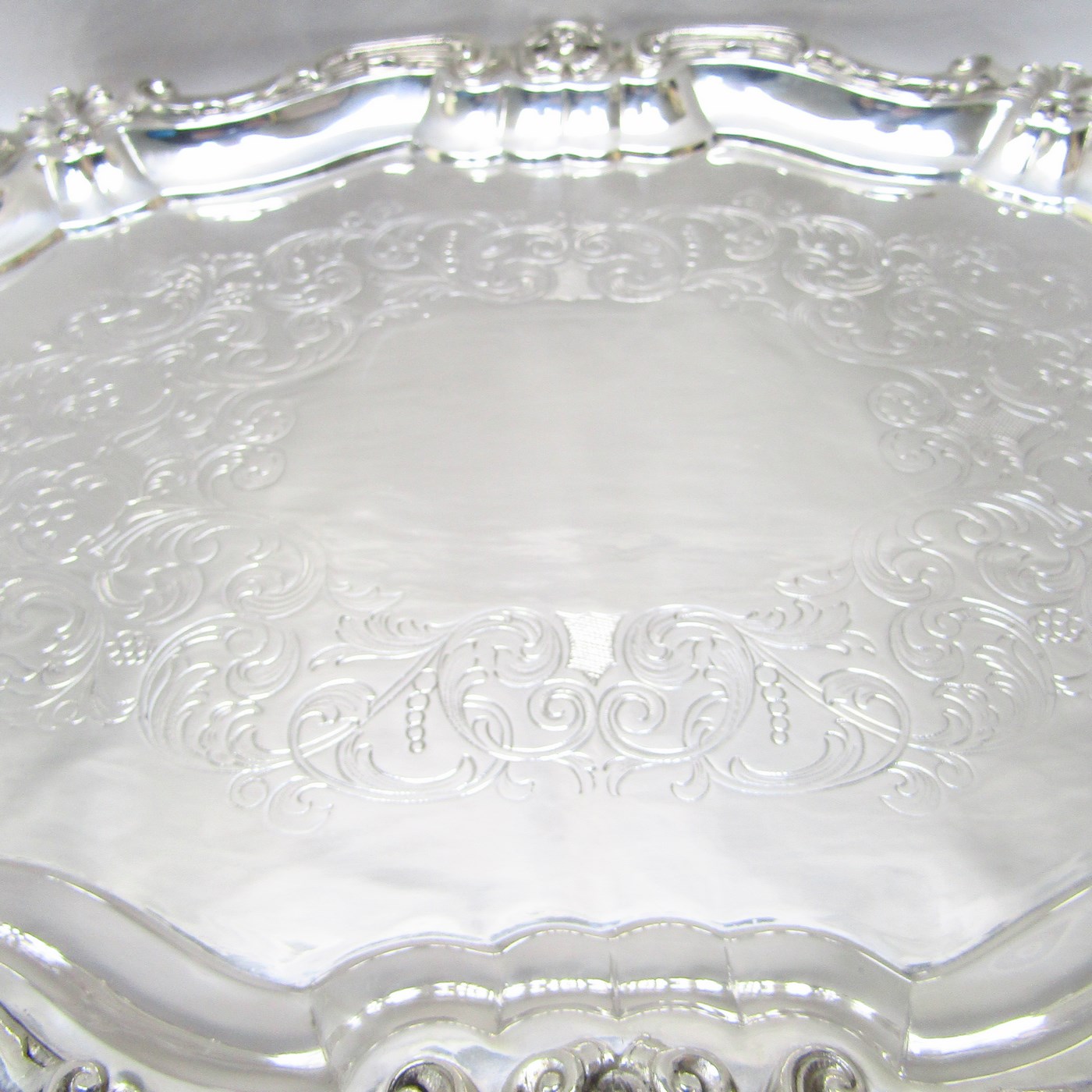 Centro de mesa oval en plata repujada. España, siglo XX. Centro de mesa oval en plata repujada. España, siglo XX.