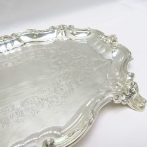 Centro de mesa oval en plata repujada. España, siglo XX.