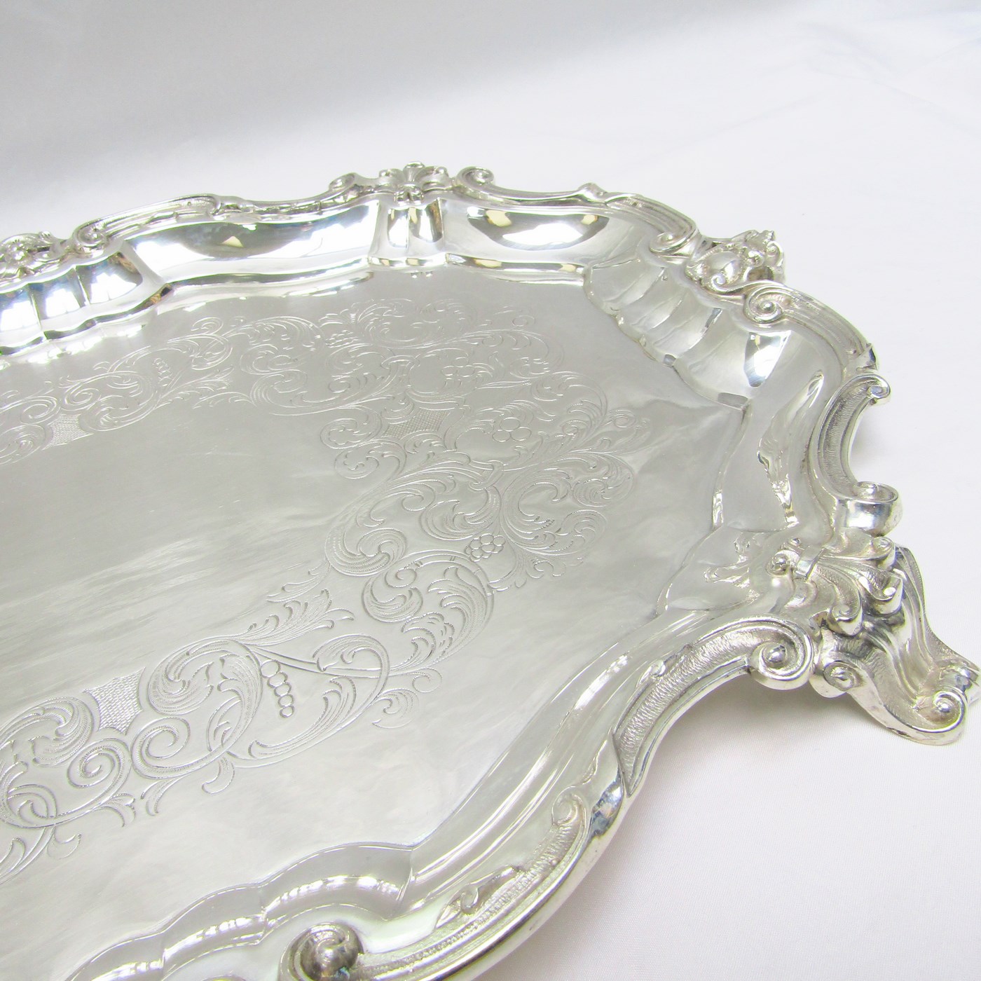 Centro de mesa oval en plata repujada. España, siglo XX. Centro de mesa oval en plata repujada. España, siglo XX.