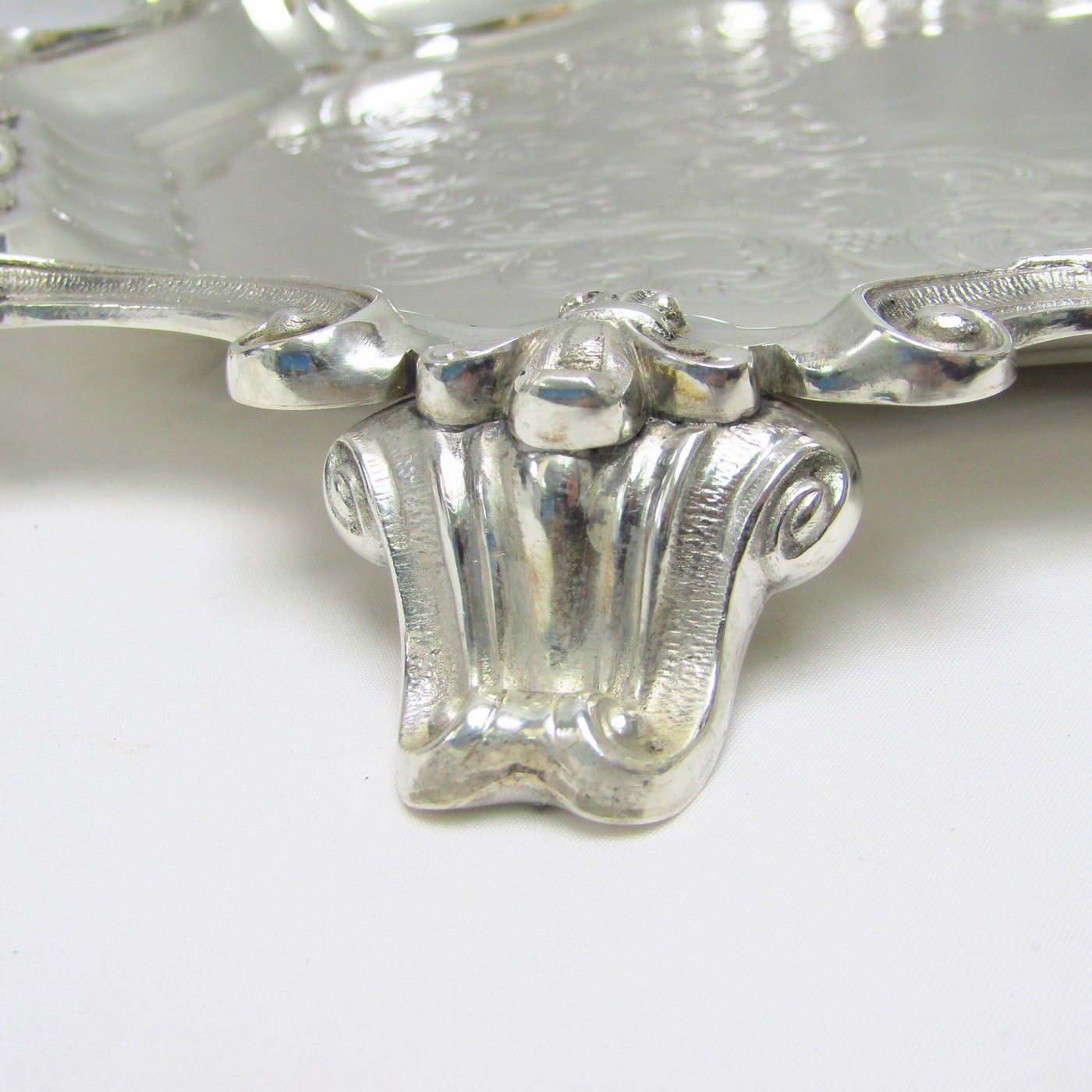 Centro de mesa oval en plata repujada. España, siglo XX. Centro de mesa oval en plata repujada. España, siglo XX.