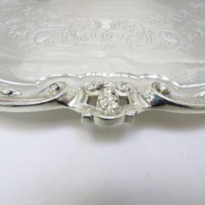 Centro de mesa oval en plata repujada. España, siglo XX.