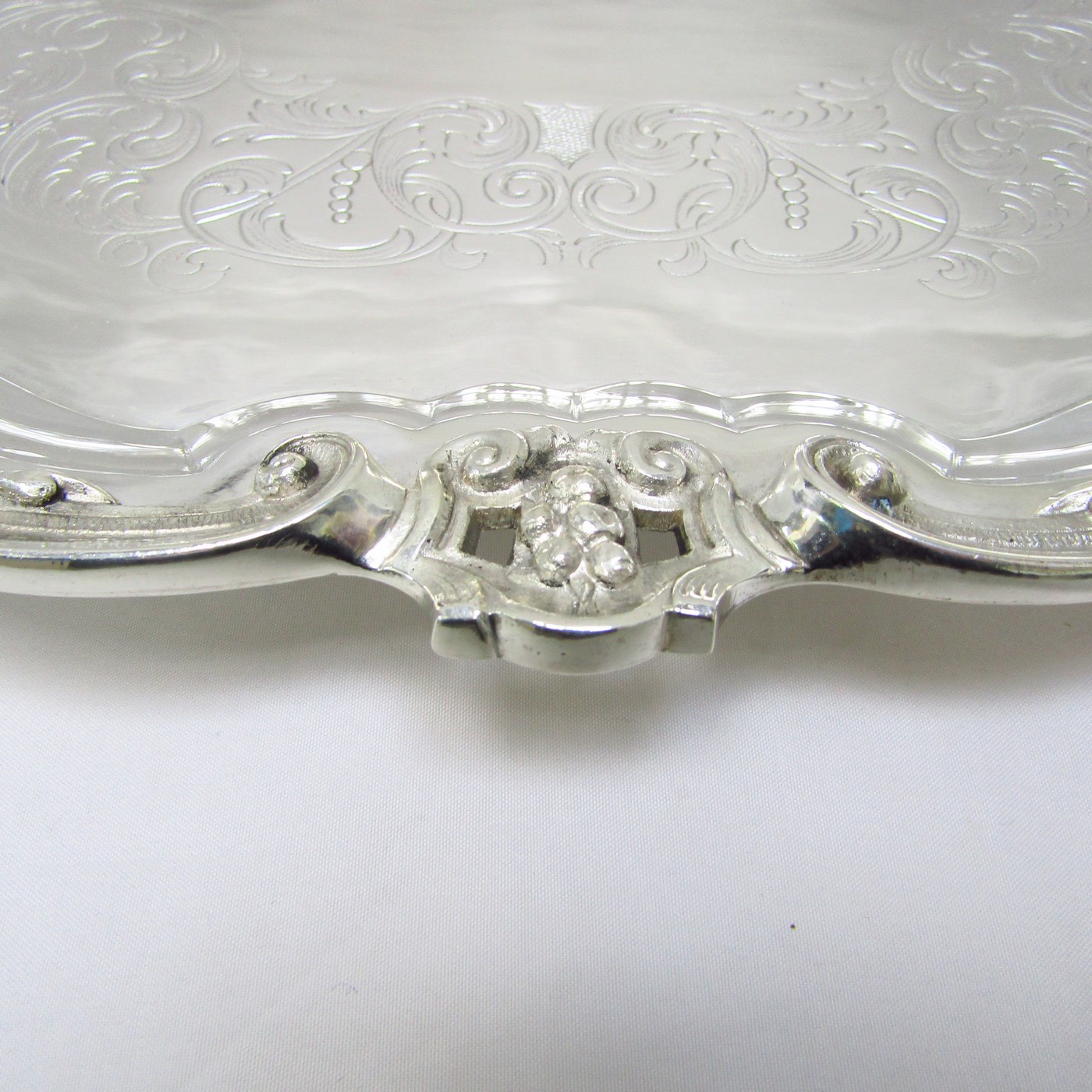 Centro de mesa oval en plata repujada. España, siglo XX. Centro de mesa oval en plata repujada. España, siglo XX.