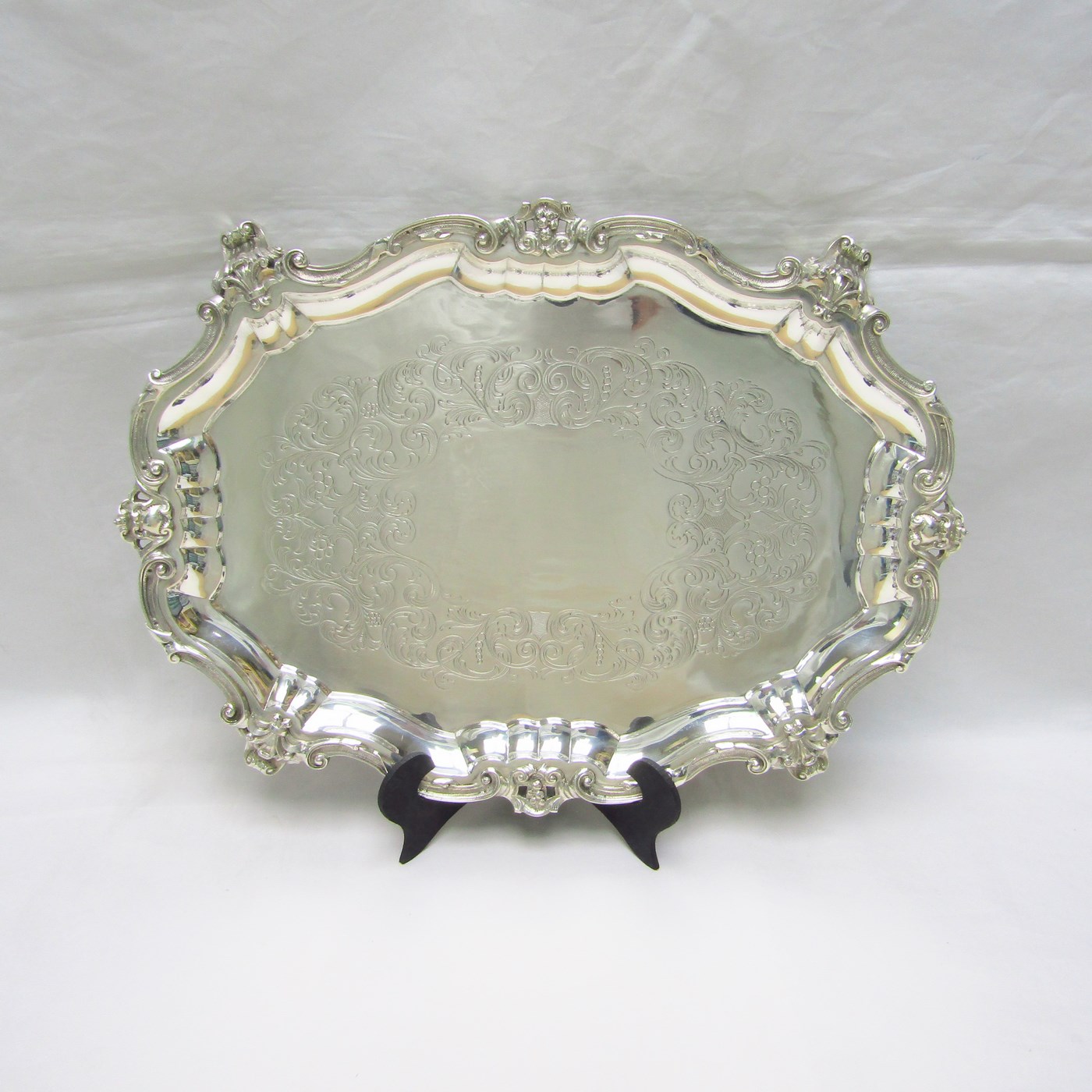 Centro de mesa oval en plata repujada. España, siglo XX. Centro de mesa oval en plata repujada. España, siglo XX.