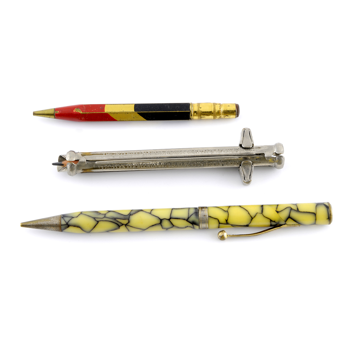 Conjunto de escritura antiguo compuesto por 16 piezas, entre ellas, plumas, bolígrafos, lapiceros y portalápices de marcas como: DIAMOND P, WALTHAM, THE IMPERIAL, MORGAN, PARKER, SHEAFFER, etc. Conjunto de escritura antiguo compuesto por 16 piezas, entre ellas, plumas, bolígrafos, lapiceros y portalápices de marcas como: DIAMOND P, WALTHAM, THE IMPERIAL, MORGAN, PARKER, SHEAFFER, etc.
