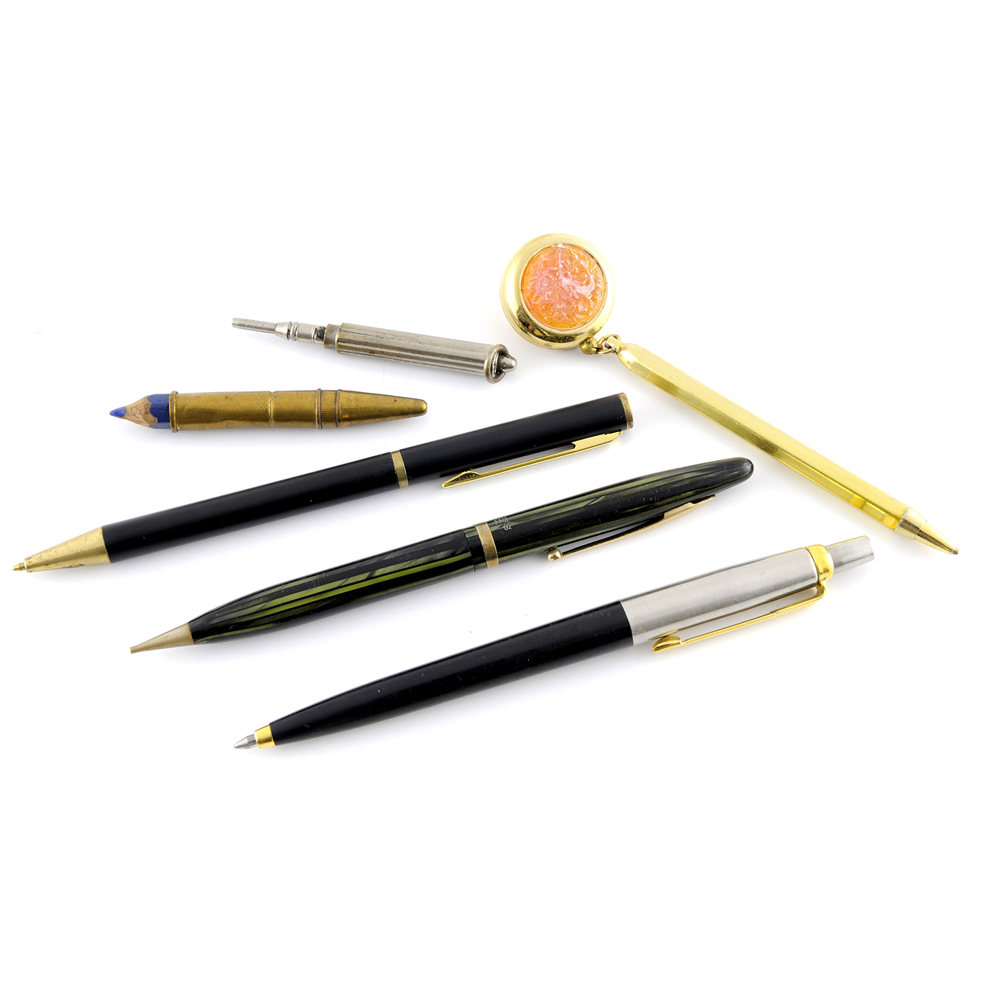 Conjunto de escritura antiguo compuesto por 16 piezas, entre ellas, plumas, bolígrafos, lapiceros y portalápices de marcas como: DIAMOND P, WALTHAM, THE IMPERIAL, MORGAN, PARKER, SHEAFFER, etc. Conjunto de escritura antiguo compuesto por 16 piezas, entre ellas, plumas, bolígrafos, lapiceros y portalápices de marcas como: DIAMOND P, WALTHAM, THE IMPERIAL, MORGAN, PARKER, SHEAFFER, etc.