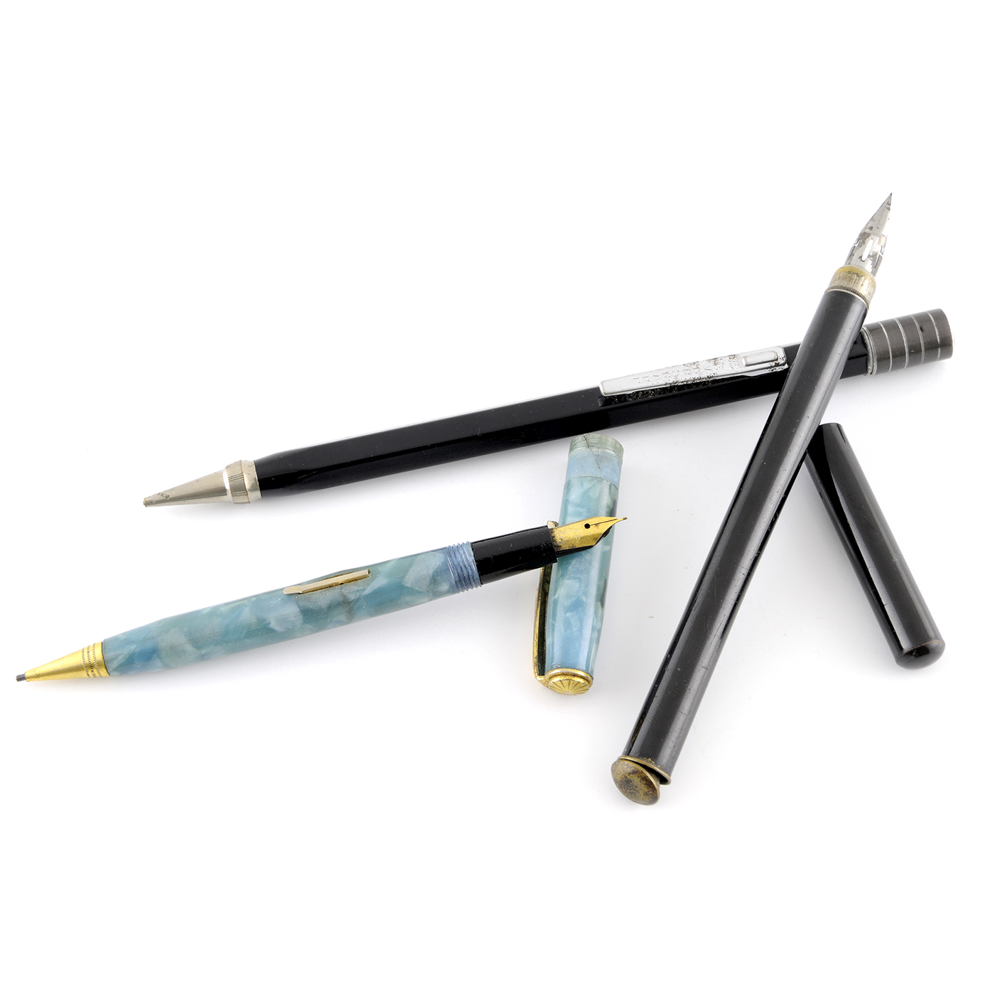 Conjunto de escritura antiguo compuesto por 16 piezas, entre ellas, plumas, bolígrafos, lapiceros y portalápices de marcas como: DIAMOND P, WALTHAM, THE IMPERIAL, MORGAN, PARKER, SHEAFFER, etc. Conjunto de escritura antiguo compuesto por 16 piezas, entre ellas, plumas, bolígrafos, lapiceros y portalápices de marcas como: DIAMOND P, WALTHAM, THE IMPERIAL, MORGAN, PARKER, SHEAFFER, etc.