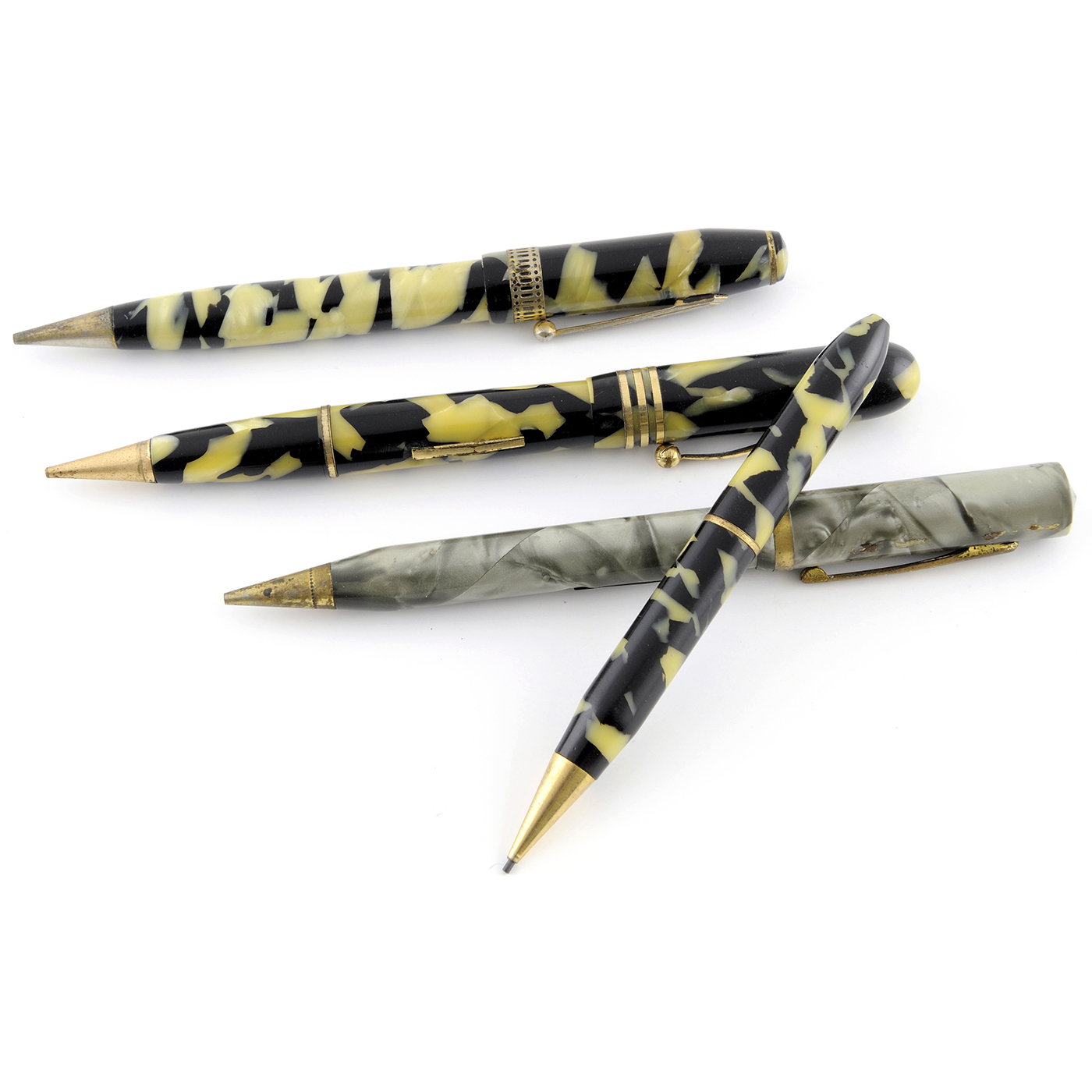 Conjunto de escritura antiguo compuesto por 16 piezas, entre ellas, plumas, bolígrafos, lapiceros y portalápices de marcas como: DIAMOND P, WALTHAM, THE IMPERIAL, MORGAN, PARKER, SHEAFFER, etc. Conjunto de escritura antiguo compuesto por 16 piezas, entre ellas, plumas, bolígrafos, lapiceros y portalápices de marcas como: DIAMOND P, WALTHAM, THE IMPERIAL, MORGAN, PARKER, SHEAFFER, etc.