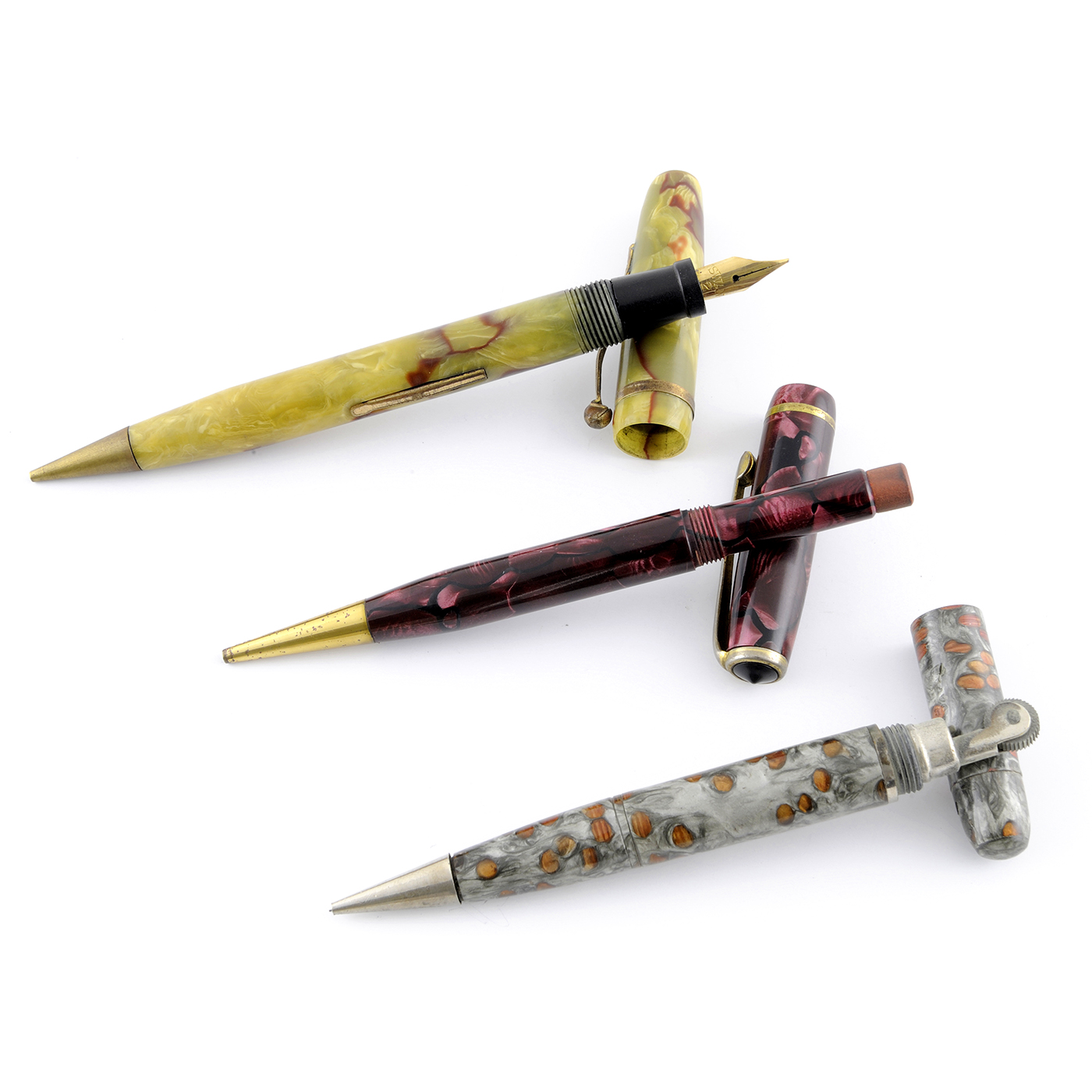 Conjunto de escritura formado por lapiceros y yumbos de distintas las marcas: ARCADIA, BURNHAM, NATIONAL, UNDERWORD, TREASURE, DREXEL, NASSAU, etc… Conjunto de escritura formado por lapiceros y yumbos de distintas las marcas: ARCADIA, BURNHAM, NATIONAL, UNDERWORD, TREASURE, DREXEL, NASSAU, etc…
