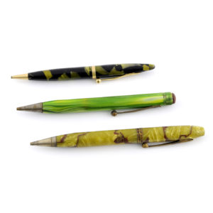 Conjunto de escritura formado por lapiceros y yumbos de distintas las marcas: ARCADIA, BURNHAM, NATIONAL, UNDERWORD, TREASURE, DREXEL, NASSAU, etc…