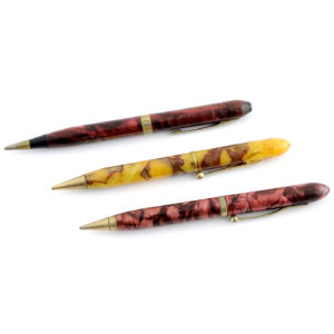 Conjunto de escritura formado por lapiceros y yumbos de distintas las marcas: ARCADIA, BURNHAM, NATIONAL, UNDERWORD, TREASURE, DREXEL, NASSAU, etc…