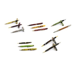 Conjunto de escritura formado por Lapiceros y Yumbos de distintas marcas: ARCADIA, BURNHAM, NATIONAL, UNDERWORD, TREASURE, DREXEL, NASSAU, etc.