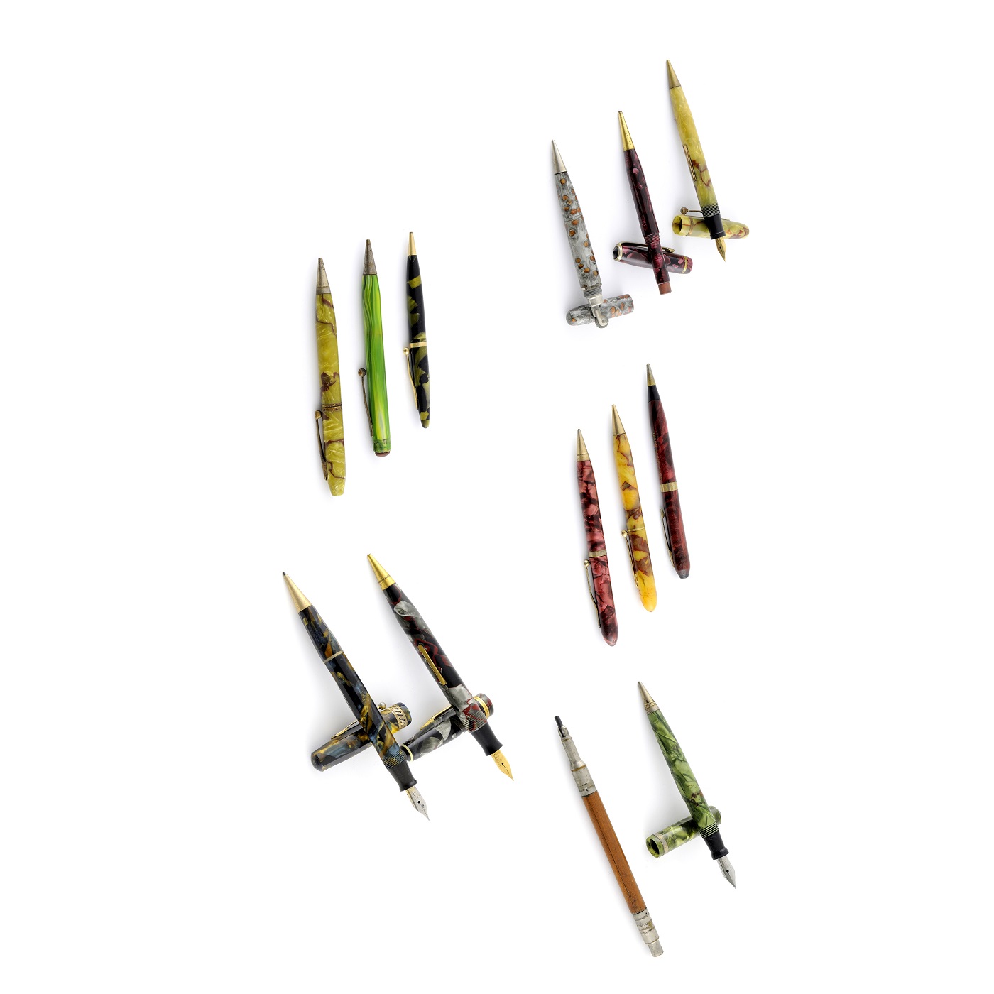 Conjunto de escritura formado por Lapiceros y Yumbos de distintas marcas: ARCADIA, BURNHAM, NATIONAL, UNDERWORD, TREASURE, DREXEL, NASSAU, etc. Conjunto de escritura formado por Lapiceros y Yumbos de distintas marcas: ARCADIA, BURNHAM, NATIONAL, UNDERWORD, TREASURE, DREXEL, NASSAU, etc.