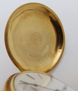 HUGUENIN. Reloj de bolsillo y colgar, saboneta. Circa, 1890. Oro 18k.