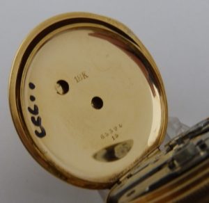 HUGUENIN. Reloj de bolsillo y colgar, saboneta. Circa, 1890. Oro 18k.