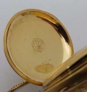 HUGUENIN. Reloj de bolsillo y colgar, saboneta. Circa, 1890. Oro 18k.