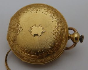 HUGUENIN. Reloj de bolsillo y colgar, saboneta. Circa, 1890. Oro 18k.