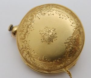 HUGUENIN. Reloj de bolsillo y colgar, saboneta. Circa, 1890. Oro 18k.