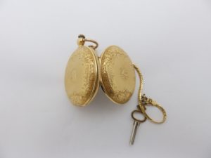 HUGUENIN. Reloj de bolsillo y colgar, saboneta. Circa, 1890. Oro 18k.