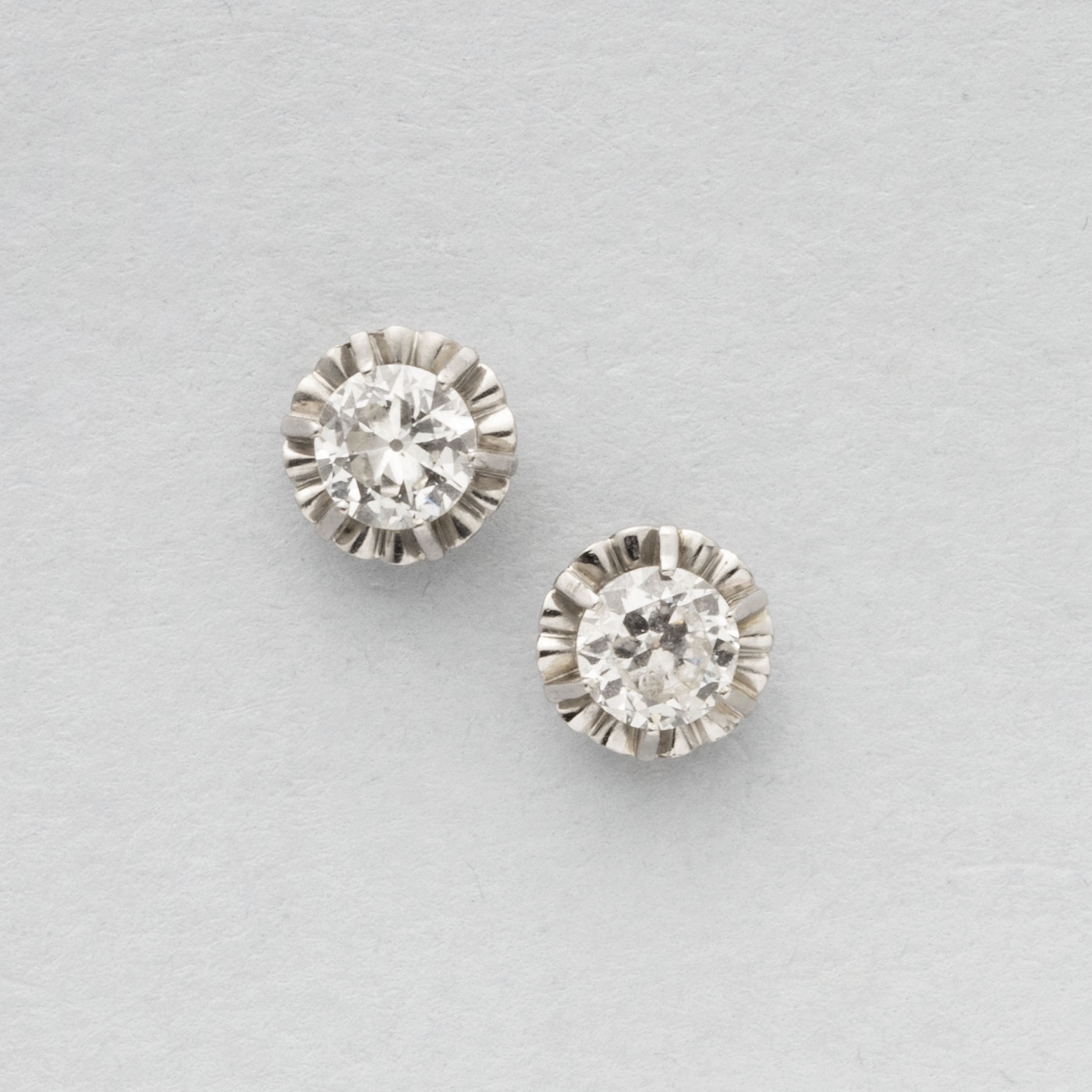 Pareja de pendientes dormilona en Oro 18k y Diamantes talla Brillante de 0,95 ct. Pareja de pendientes dormilona en Oro 18k y Diamantes talla Brillante de 0,95 ct.